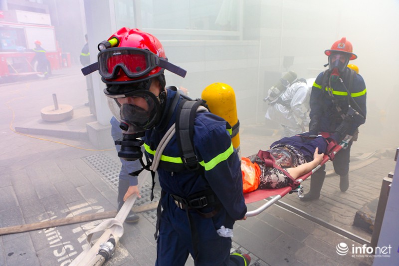 Khẩn trương giải cứu người trong “đám cháy” tại tòa nhà Lotte - ảnh 8