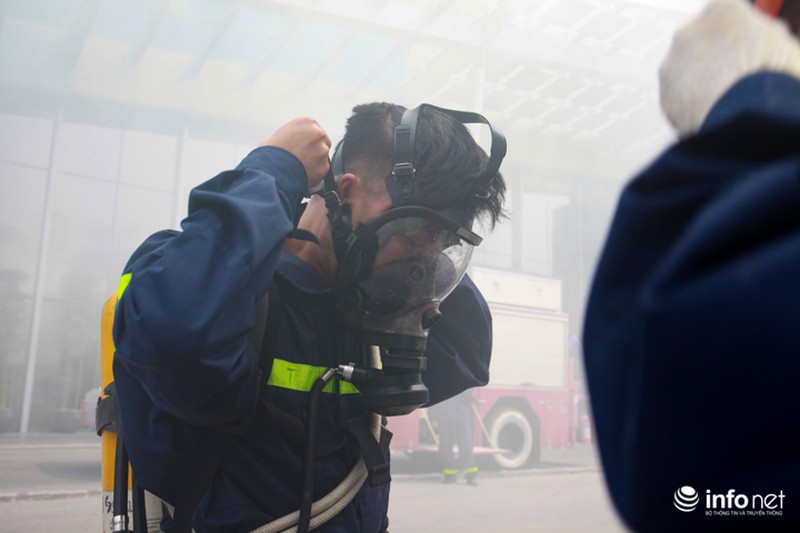 Khẩn trương giải cứu người trong “đám cháy” tại tòa nhà Lotte - ảnh 7