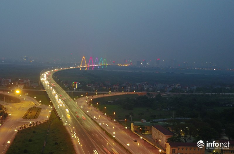 Cầu Nhật Tân lung linh huyền ảo trong màu áo mới - ảnh 4