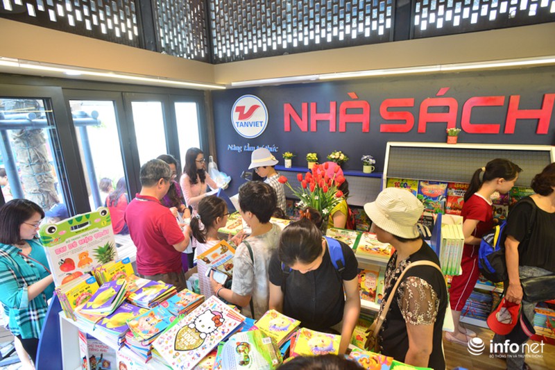 Ngắm tuyến phố Sách đầu tiên của Hà Nội trong ngày khai trương - ảnh 3