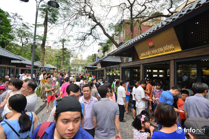 Ngắm tuyến phố Sách đầu tiên của Hà Nội trong ngày khai trương - ảnh 1