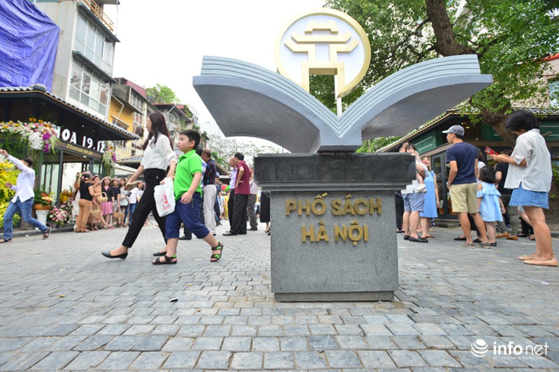 Ngắm tuyến phố Sách đầu tiên của Hà Nội trong ngày khai trương - ảnh 12