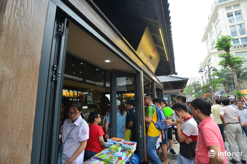 Ngắm tuyến phố Sách đầu tiên của Hà Nội trong ngày khai trương - ảnh 2