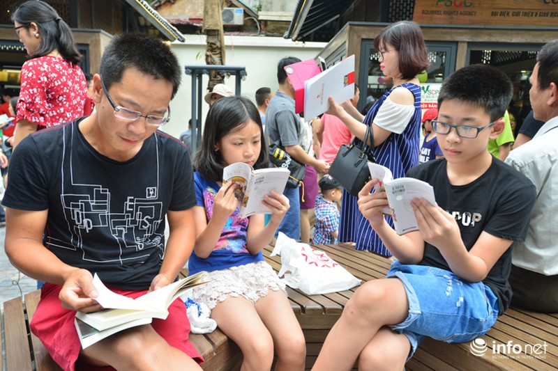 Ngắm tuyến phố Sách đầu tiên của Hà Nội trong ngày khai trương - ảnh 11