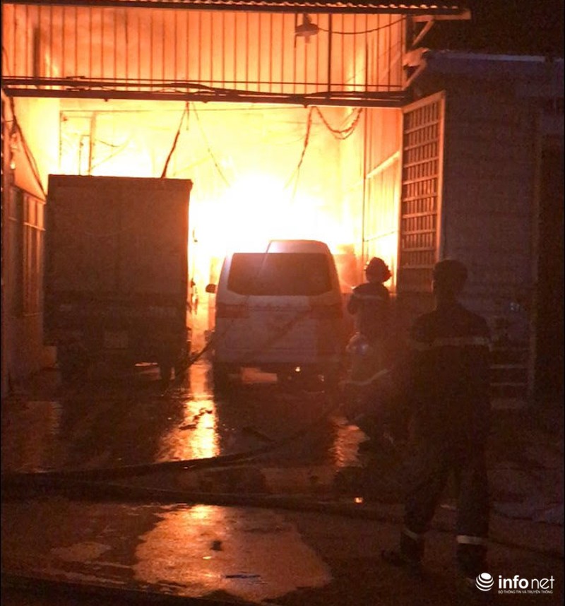 Hà Nội: Cháy lớn tại Đức Diễn, lửa bốc cao 2 tầng nhà - ảnh 2