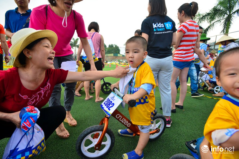 Trẻ khóc, trẻ mếu tham gia đua xe thăng bằng đầu tiên tại Hà Nội - ảnh 3