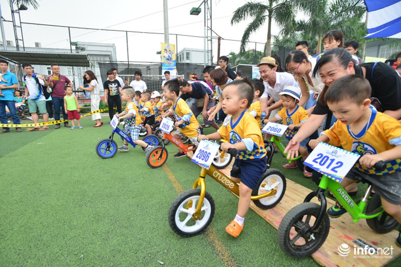 Trẻ khóc, trẻ mếu tham gia đua xe thăng bằng đầu tiên tại Hà Nội - ảnh 1