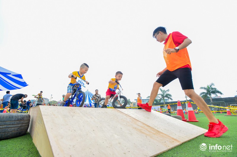 Trẻ khóc, trẻ mếu tham gia đua xe thăng bằng đầu tiên tại Hà Nội - ảnh 4