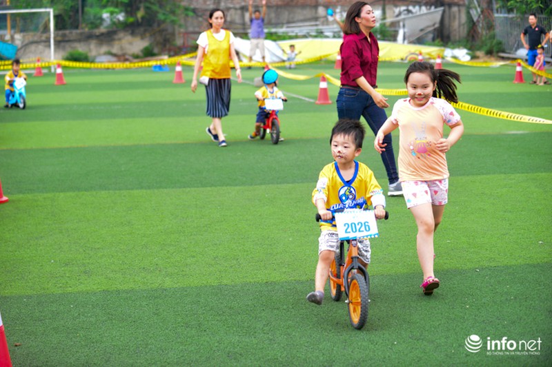 Trẻ khóc, trẻ mếu tham gia đua xe thăng bằng đầu tiên tại Hà Nội - ảnh 10