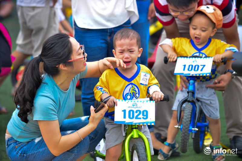 Trẻ khóc, trẻ mếu tham gia đua xe thăng bằng đầu tiên tại Hà Nội - ảnh 5