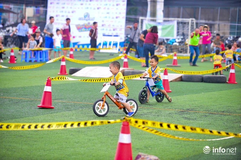 Trẻ khóc, trẻ mếu tham gia đua xe thăng bằng đầu tiên tại Hà Nội - ảnh 2