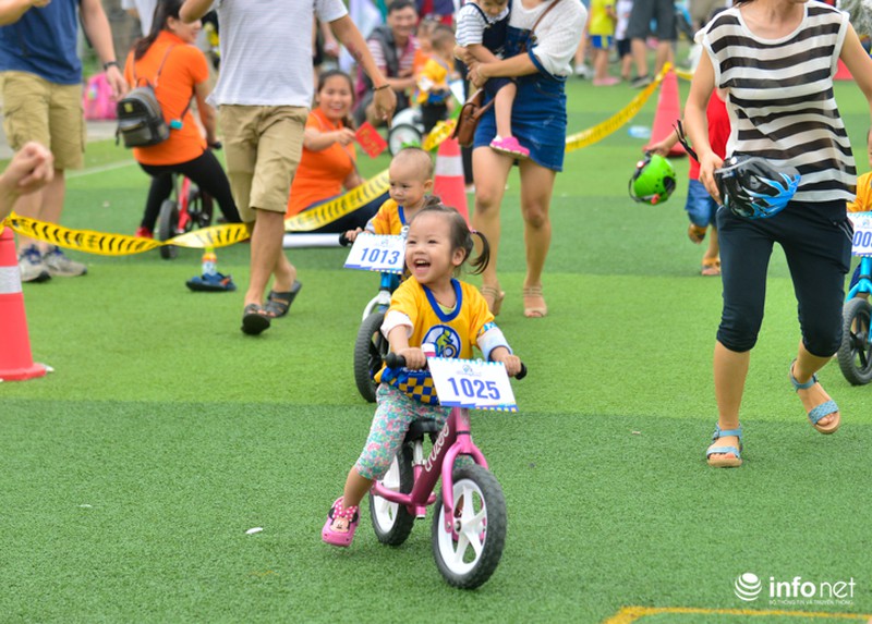 Trẻ khóc, trẻ mếu tham gia đua xe thăng bằng đầu tiên tại Hà Nội - ảnh 9