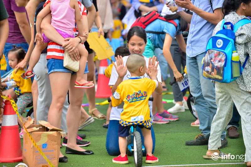 Trẻ khóc, trẻ mếu tham gia đua xe thăng bằng đầu tiên tại Hà Nội - ảnh 8
