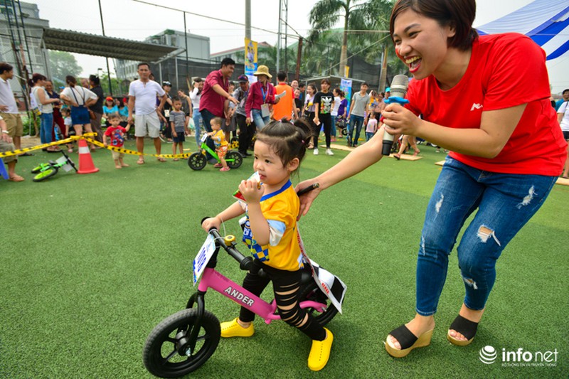 Trẻ khóc, trẻ mếu tham gia đua xe thăng bằng đầu tiên tại Hà Nội - ảnh 11