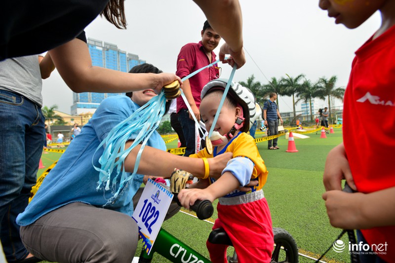 Trẻ khóc, trẻ mếu tham gia đua xe thăng bằng đầu tiên tại Hà Nội - ảnh 7
