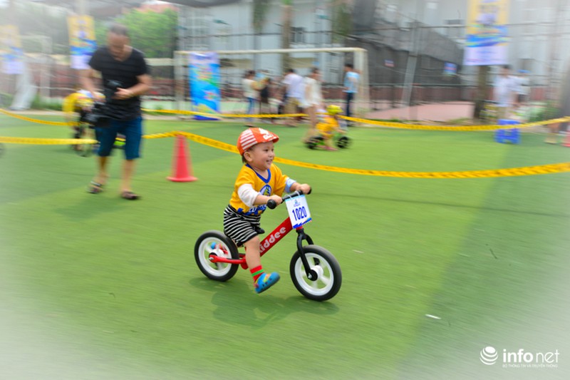 Trẻ khóc, trẻ mếu tham gia đua xe thăng bằng đầu tiên tại Hà Nội - ảnh 12