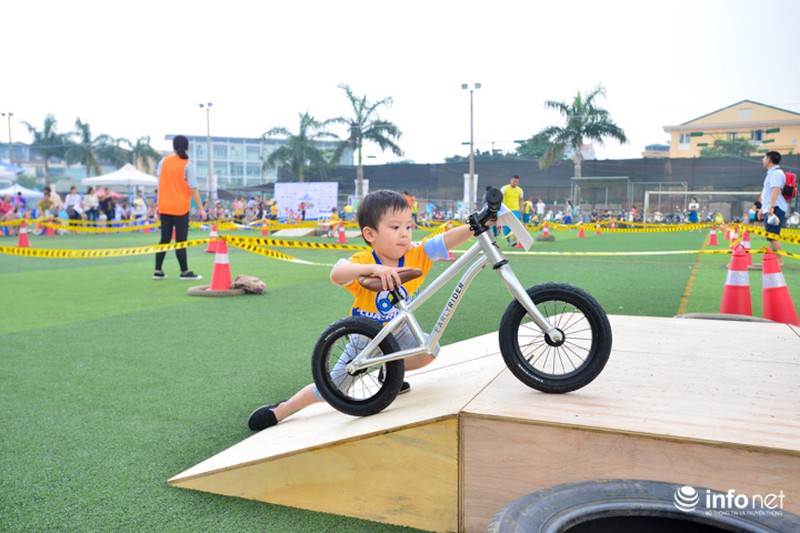 Trẻ khóc, trẻ mếu tham gia đua xe thăng bằng đầu tiên tại Hà Nội - ảnh 6