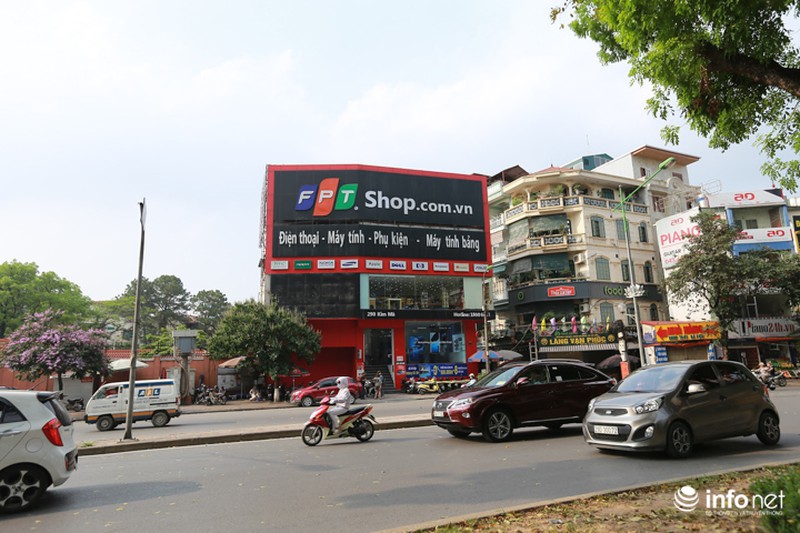 Hà Nội: Biển quảng cáo hàng chục mét vuông