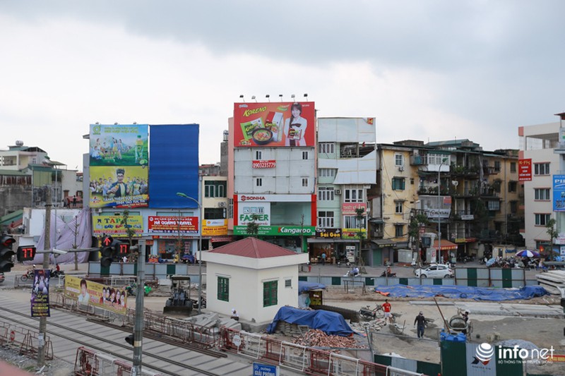Hà Nội: Biển quảng cáo hàng chục mét vuông