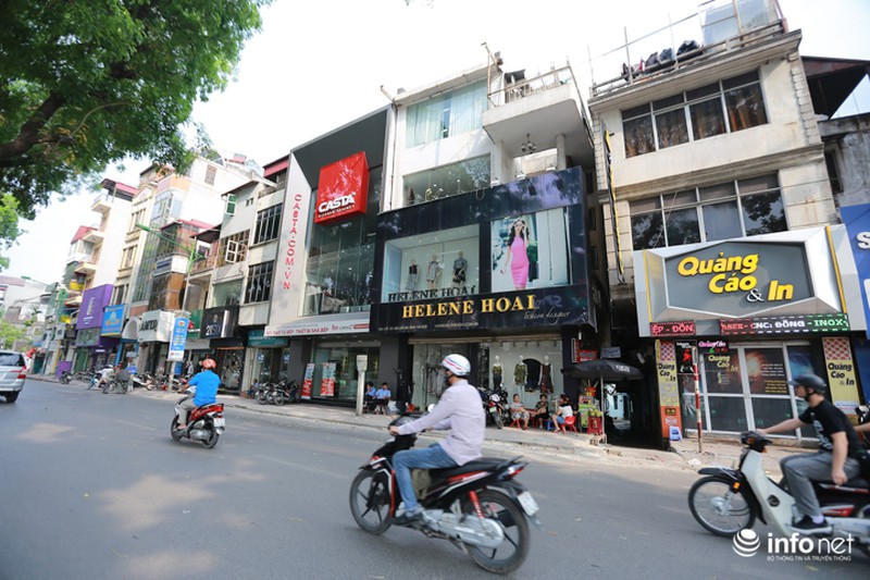 Hà Nội: Biển quảng cáo hàng chục mét vuông