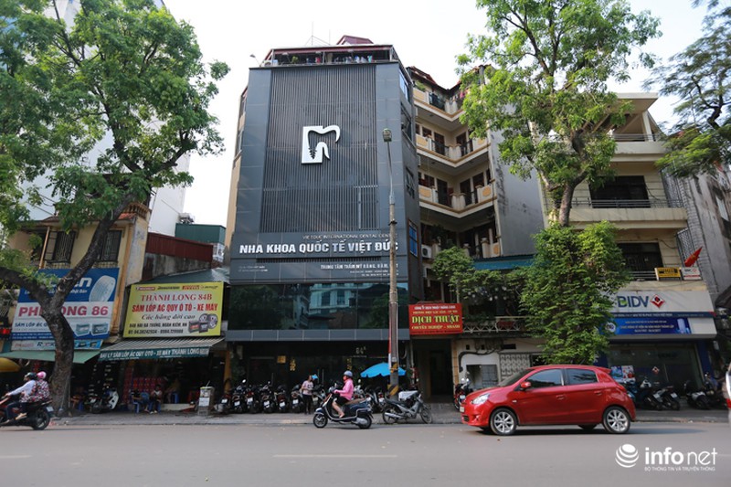 Hà Nội: Biển quảng cáo hàng chục mét vuông