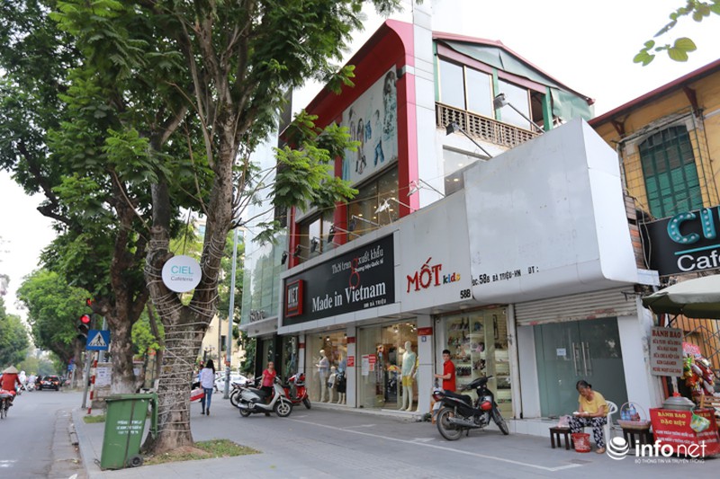 Hà Nội: Biển quảng cáo hàng chục mét vuông