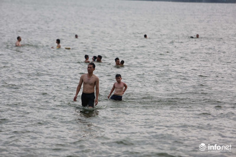 Muôn kiểu tránh nóng của người Hà Nội - ảnh 12