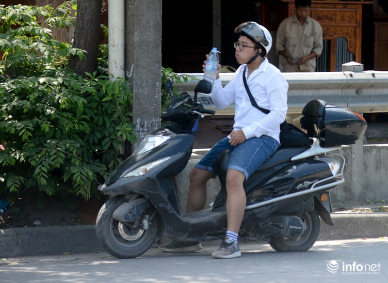 Muôn kiểu tránh nóng của người Hà Nội - ảnh 8