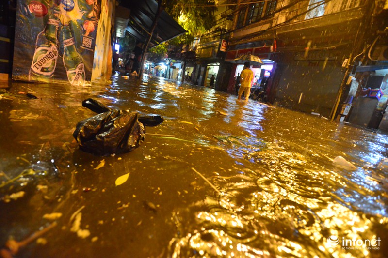 Người dân phố cổ khổ sở dọn chiến trường sau khi mưa ngập - ảnh 1