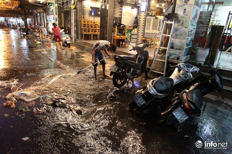 Người dân phố cổ khổ sở dọn chiến trường sau khi mưa ngập - ảnh 11