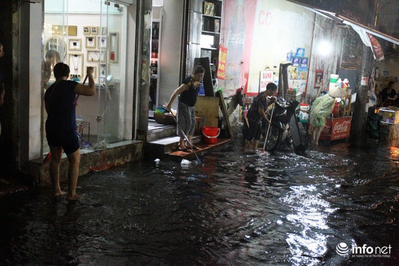 Người dân phố cổ khổ sở dọn chiến trường sau khi mưa ngập - ảnh 12