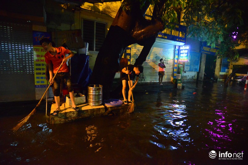 Người dân phố cổ khổ sở dọn chiến trường sau khi mưa ngập - ảnh 2