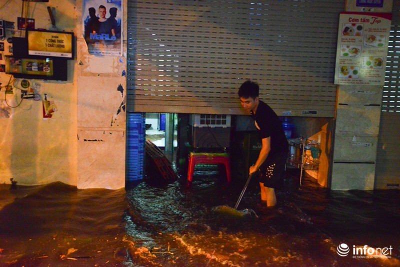 Người dân phố cổ khổ sở dọn chiến trường sau khi mưa ngập - ảnh 3