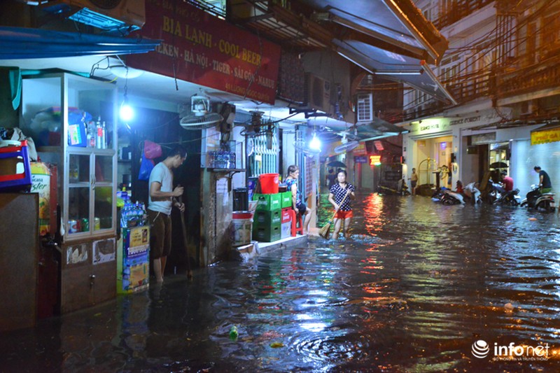 Người dân phố cổ khổ sở dọn chiến trường sau khi mưa ngập - ảnh 4