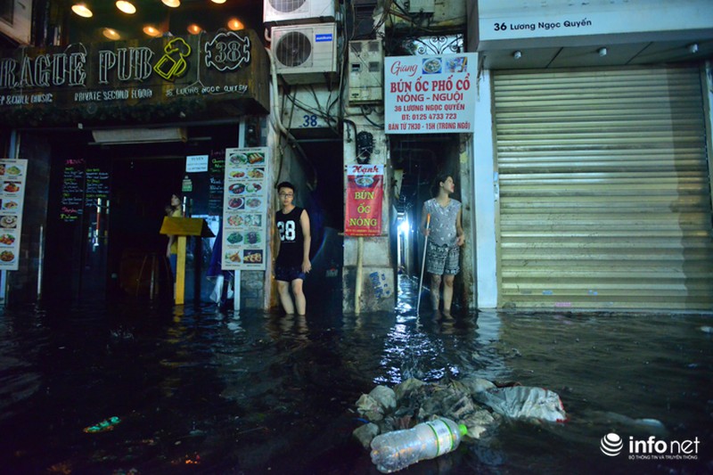 Người dân phố cổ khổ sở dọn chiến trường sau khi mưa ngập - ảnh 5