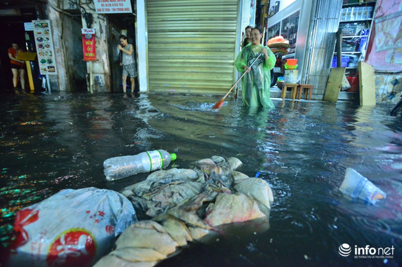 Người dân phố cổ khổ sở dọn chiến trường sau khi mưa ngập - ảnh 6