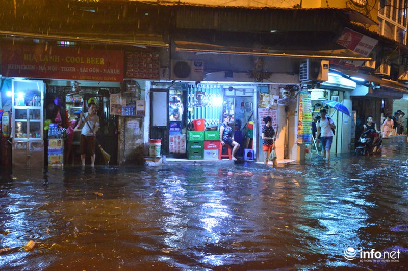 Người dân phố cổ khổ sở dọn chiến trường sau khi mưa ngập - ảnh 7