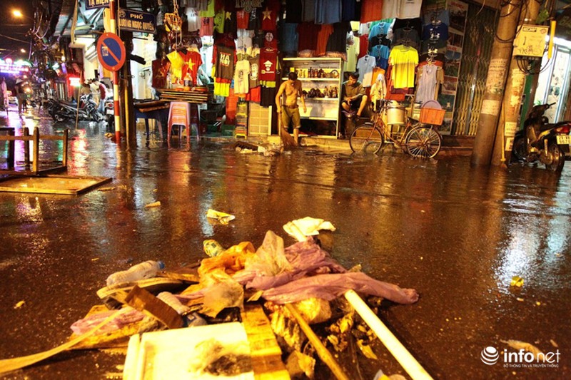 Người dân phố cổ khổ sở dọn chiến trường sau khi mưa ngập - ảnh 8