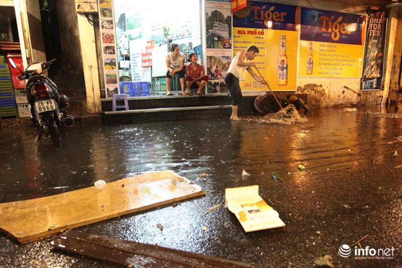 Người dân phố cổ khổ sở dọn chiến trường sau khi mưa ngập - ảnh 9