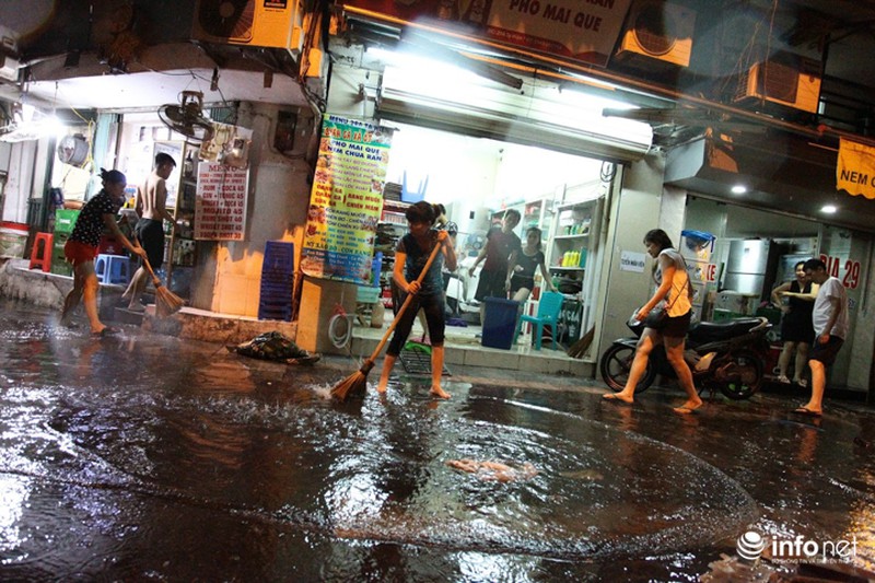 Người dân phố cổ khổ sở dọn chiến trường sau khi mưa ngập - ảnh 10