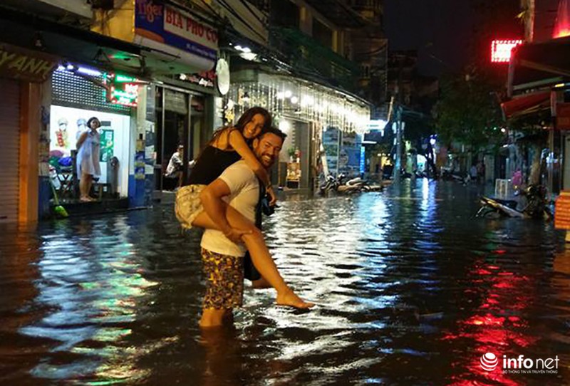 Khách Tây thích thú với cảnh nước ngập thành sông khắp phố cổ Hà Nội - ảnh 4