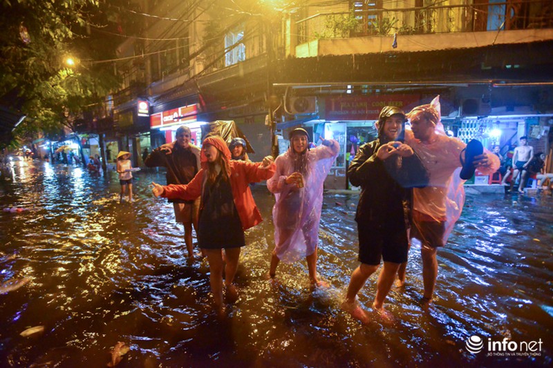 Khách Tây thích thú với cảnh nước ngập thành sông khắp phố cổ Hà Nội - ảnh 11