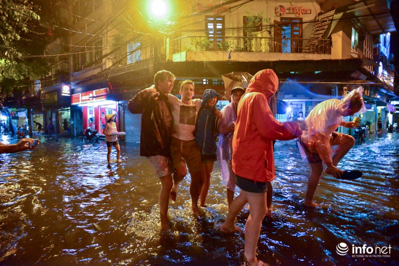 Khách Tây thích thú với cảnh nước ngập thành sông khắp phố cổ Hà Nội - ảnh 12