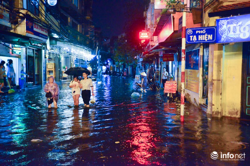 Khách Tây thích thú với cảnh nước ngập thành sông khắp phố cổ Hà Nội - ảnh 1