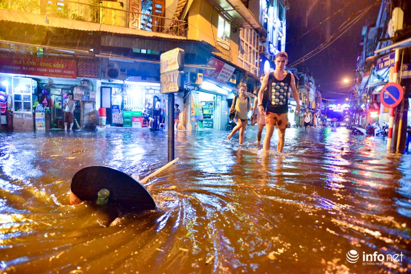 Khách Tây thích thú với cảnh nước ngập thành sông khắp phố cổ Hà Nội - ảnh 2