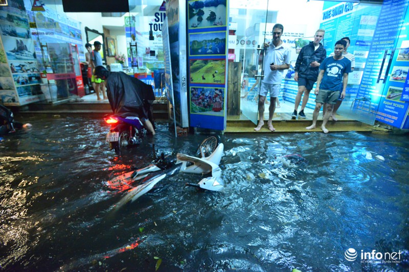 Khách Tây thích thú với cảnh nước ngập thành sông khắp phố cổ Hà Nội - ảnh 3