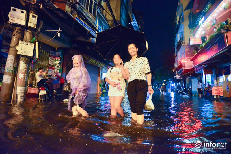 Khách Tây thích thú với cảnh nước ngập thành sông khắp phố cổ Hà Nội - ảnh 5