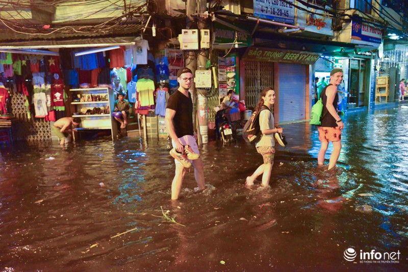 Khách Tây thích thú với cảnh nước ngập thành sông khắp phố cổ Hà Nội - ảnh 6