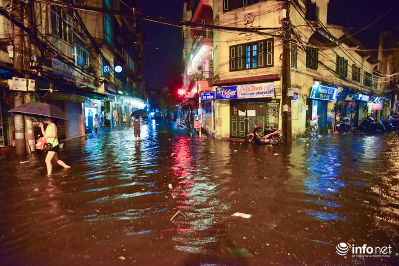 Khách Tây thích thú với cảnh nước ngập thành sông khắp phố cổ Hà Nội - ảnh 7