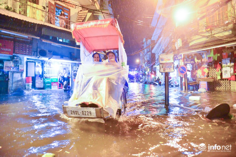 Khách Tây thích thú với cảnh nước ngập thành sông khắp phố cổ Hà Nội - ảnh 8